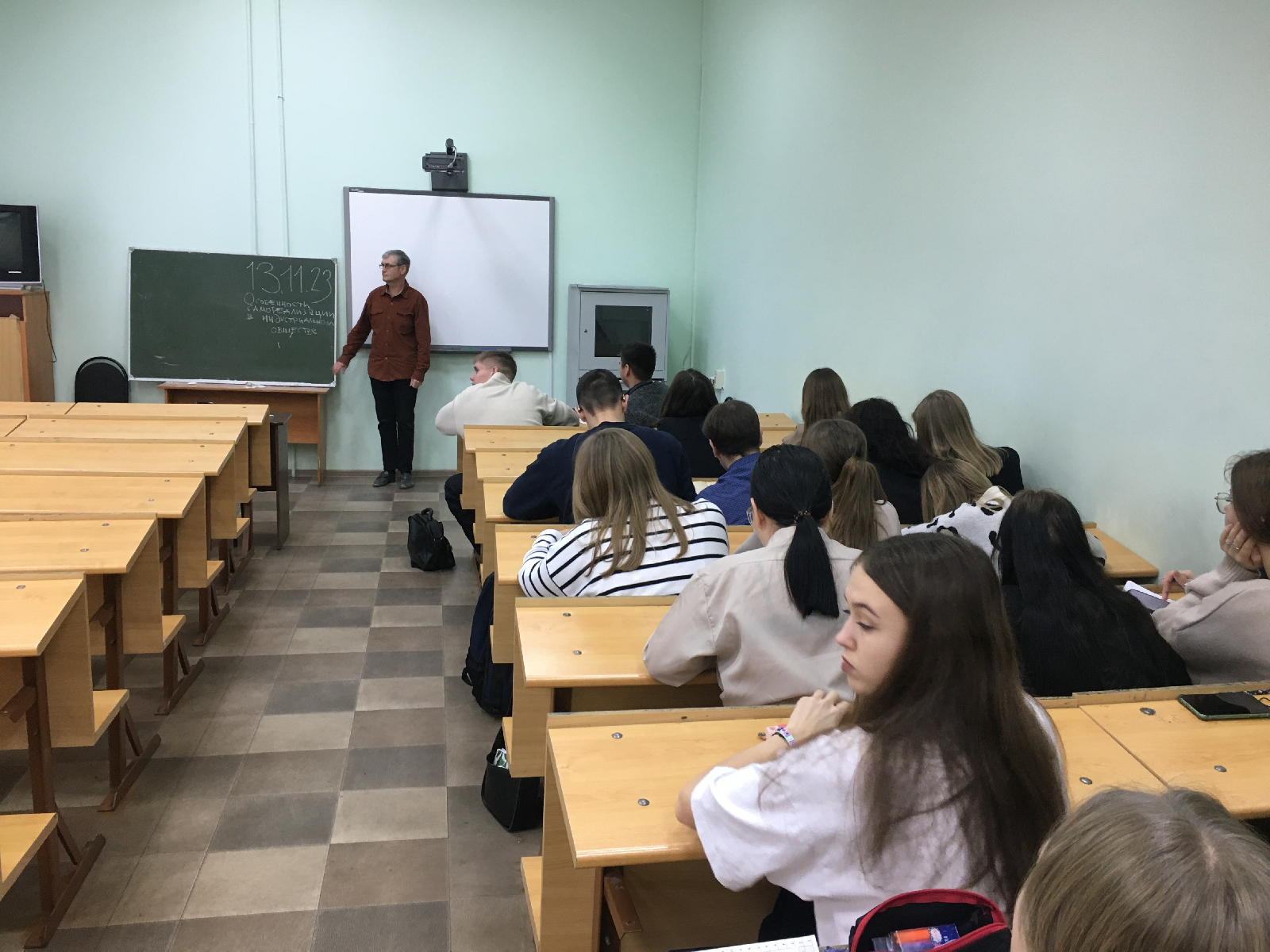 13 ноября 2023 года в рамках кураторского часа в группе 23ИПО1 проф. каф. ВИиО В.И. Шувалов в форме интерактивной лекции прочитал студентам сообщение на тему: «Особенности самореализации в индустриальном обществе»